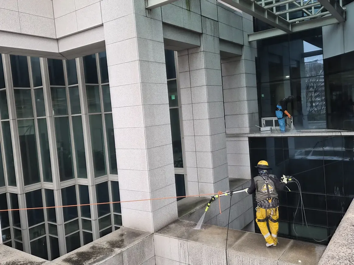 괴산군 문광면 상가건물 옥상 파라펫 장비 주변 정밀 위생청소 사례 - 행진크린