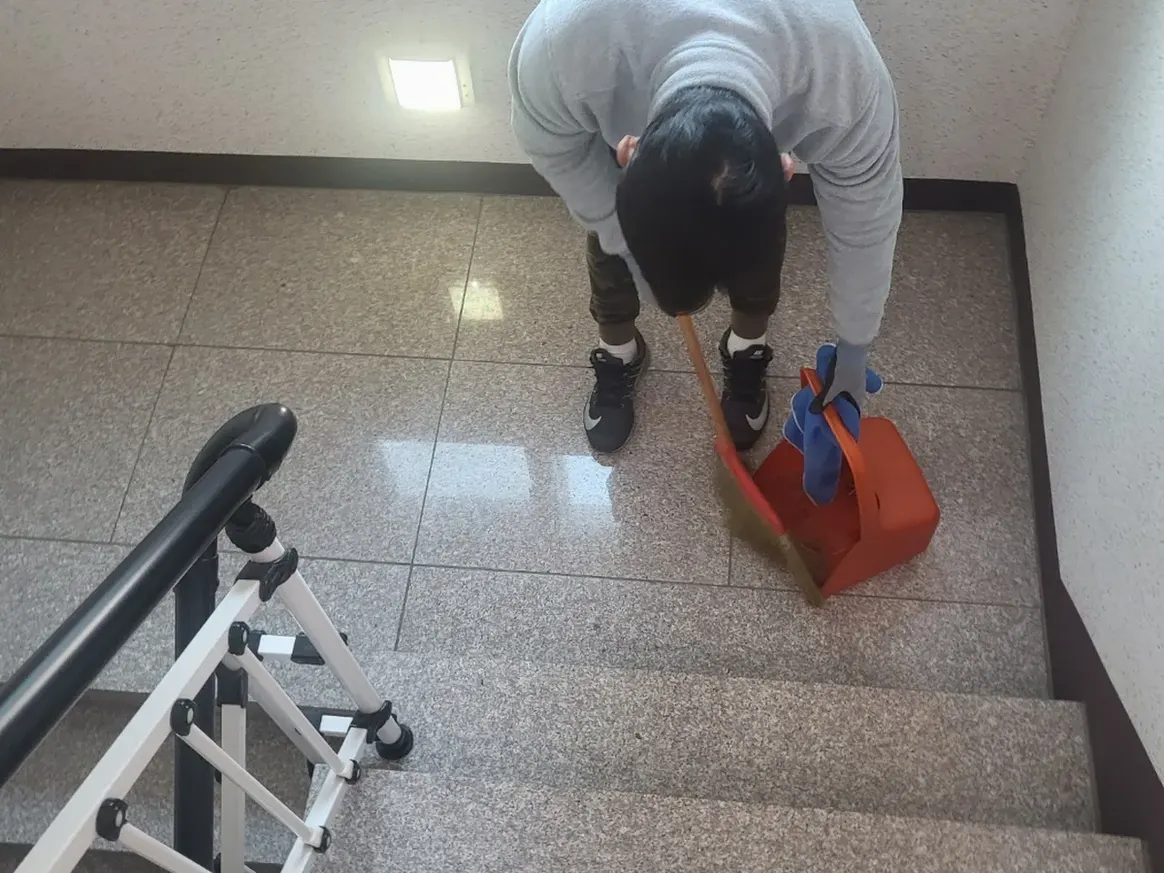 단양군 단양읍 빌라 공동현관 장비 주변 정밀 위생청소 사례 - 행진크린