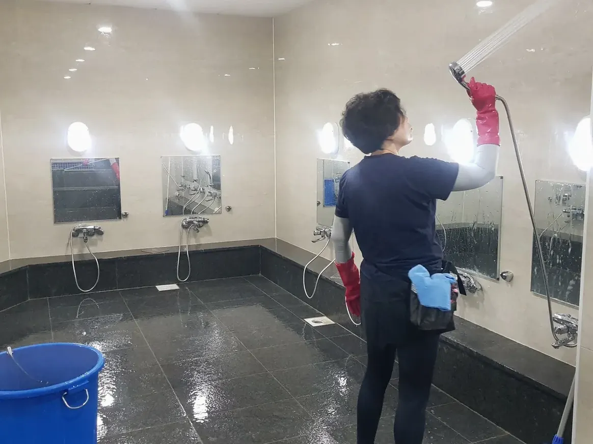 음성군 삼성면 목욕탕 탈의실·파우더룸 바닥 위생청소 사례 - 행진크린
